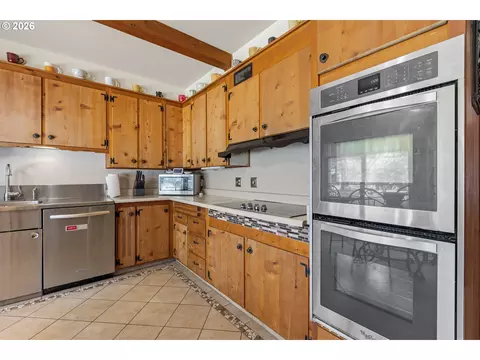 Kitchen - 1631 Glenbrook Loop Rd, Riddle, OR 97469 photo 4 of 4