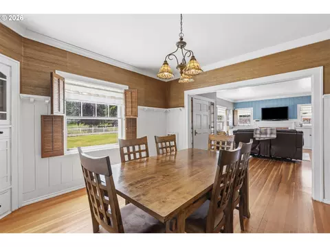 Dining - 1631 Glenbrook Loop Rd, Riddle, OR 97469 photo 2 of 4