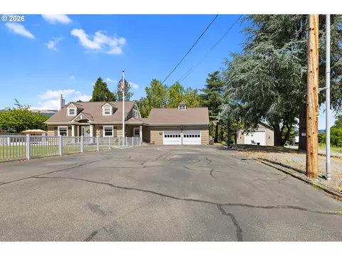 1631 Glenbrook Loop Rd, Riddle, OR 97469