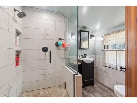 Bath - 1631 Glenbrook Loop Rd, Riddle, OR 97469 photo 1 of 2