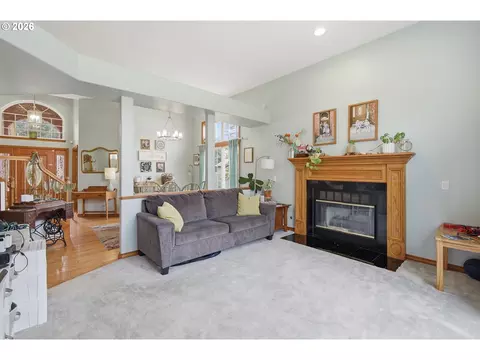 Living - 705 S 68th Pl, Springfield, OR 97478 photo 2 of 6