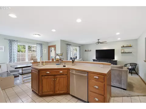 Kitchen - 705 S 68th Pl, Springfield, OR 97478 photo 6 of 7