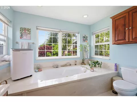 Bath - 705 S 68th Pl, Springfield, OR 97478 photo 1 of 4