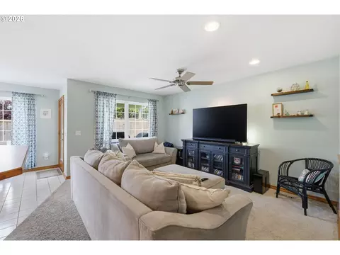 Living - 705 S 68th Pl, Springfield, OR 97478 photo 5 of 6