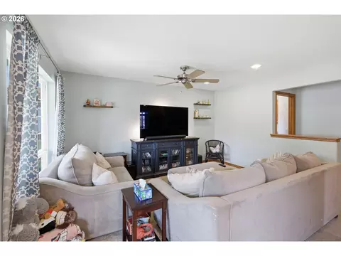Living - 705 S 68th Pl, Springfield, OR 97478 photo 6 of 6
