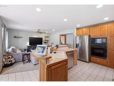 Kitchen - 705 S 68th Pl, Springfield, OR 97478 photo 2 of 7