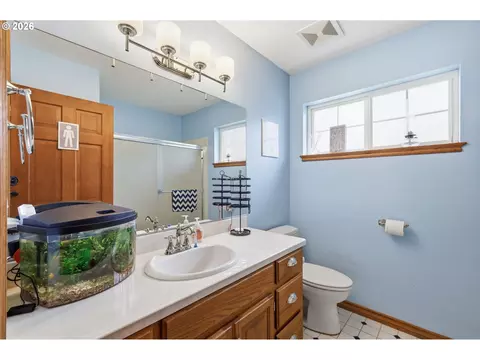 Bath - 705 S 68th Pl, Springfield, OR 97478 photo 3 of 4