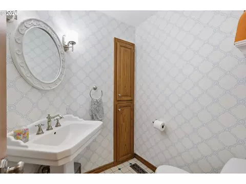 Bath - 705 S 68th Pl, Springfield, OR 97478 photo 4 of 4