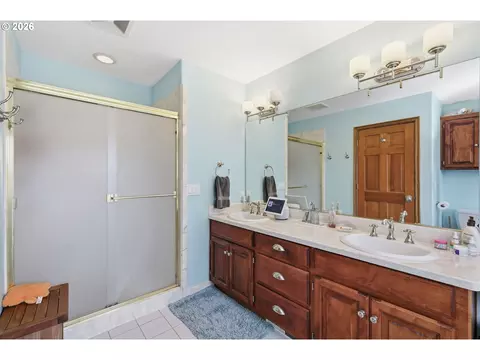 Bath - 705 S 68th Pl, Springfield, OR 97478 photo 2 of 4