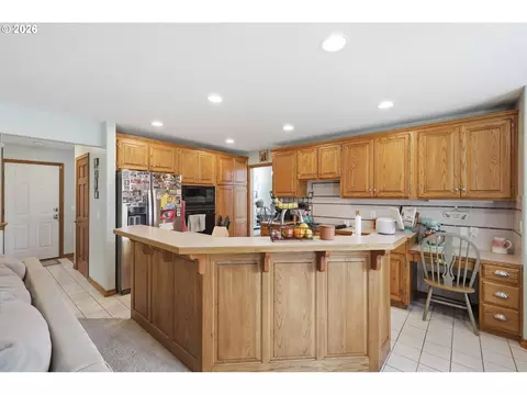 Kitchen - 705 S 68th Pl, Springfield, OR 97478 photo 4 of 7