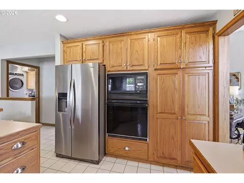 Kitchen - 705 S 68th Pl, Springfield, OR 97478 photo 3 of 7