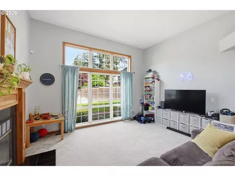Living - 705 S 68th Pl, Springfield, OR 97478 photo 3 of 6