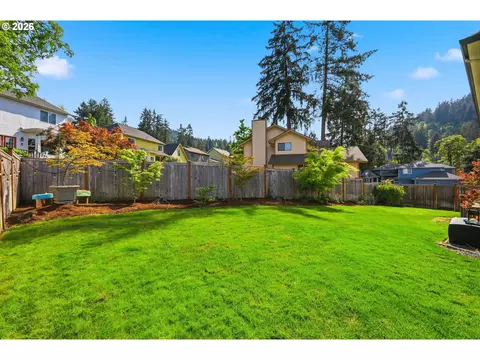 Exterior - 705 S 68th Pl, Springfield, OR 97478 photo 6 of 8