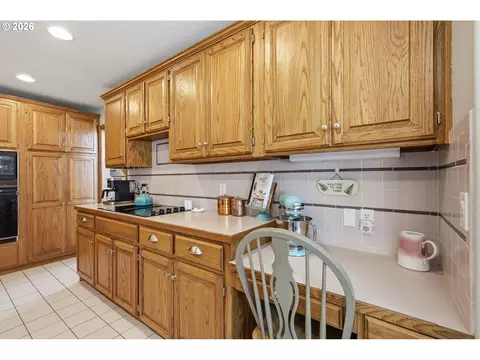 Kitchen - 705 S 68th Pl, Springfield, OR 97478 photo 5 of 7