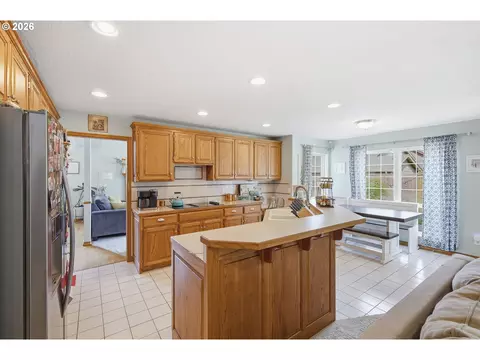 Kitchen - 705 S 68th Pl, Springfield, OR 97478 photo 1 of 7