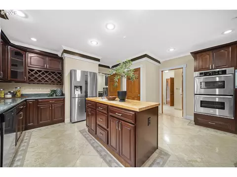 Kitchen - 1407 SW Walters Dr, Gresham, OR 97080 photo 5 of 5