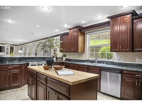 Kitchen - 1407 SW Walters Dr, Gresham, OR 97080 photo 3 of 5