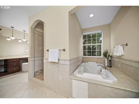 Bath - 1407 SW Walters Dr, Gresham, OR 97080 photo 6 of 9