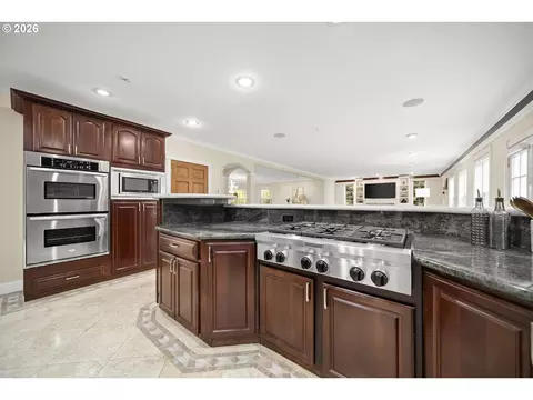 Kitchen - 1407 SW Walters Dr, Gresham, OR 97080 photo 4 of 5