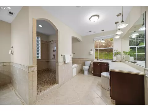Bath - 1407 SW Walters Dr, Gresham, OR 97080 photo 3 of 9