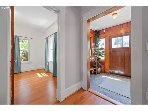 Entry Way - 918 C St, Springfield, OR 97477 photo 1 of 3