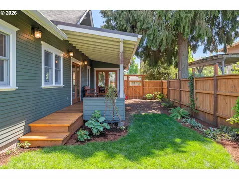 Exterior - 918 C St, Springfield, OR 97477 photo 8 of 11