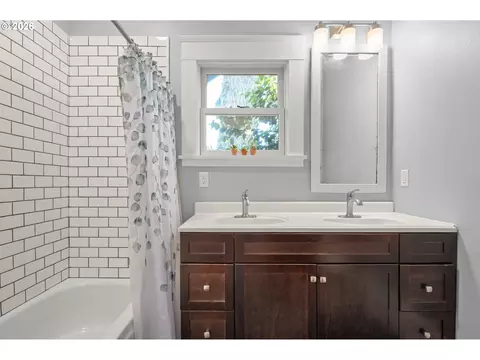 Bath - 918 C St, Springfield, OR 97477 photo 2 of 4