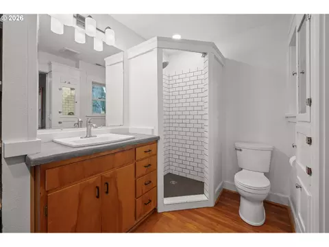 Bath - 918 C St, Springfield, OR 97477 photo 1 of 4