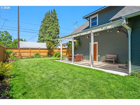 Exterior - 918 C St, Springfield, OR 97477 photo 7 of 11