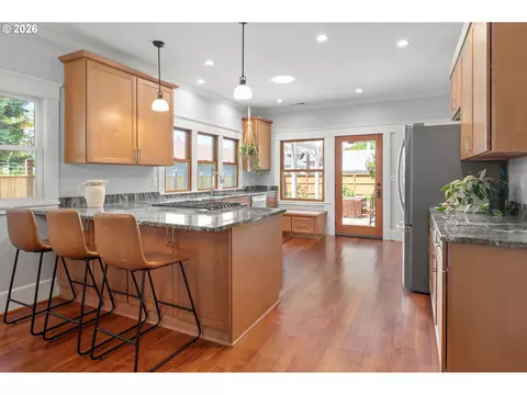 Kitchen - 918 C St, Springfield, OR 97477 photo 1 of 4