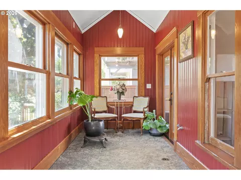 Exterior - 918 C St, Springfield, OR 97477 photo 2 of 11