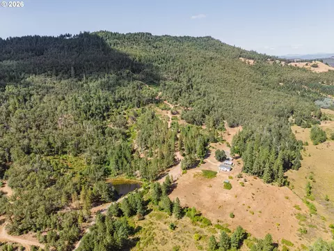 895 Mulberry Ln, Roseburg, OR 97471