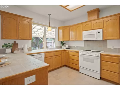 Kitchen - 1376 Andersen Ln, Eugene, OR 97404 photo 3 of 7
