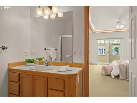 Bath - 1376 Andersen Ln, Eugene, OR 97404 photo 2 of 3
