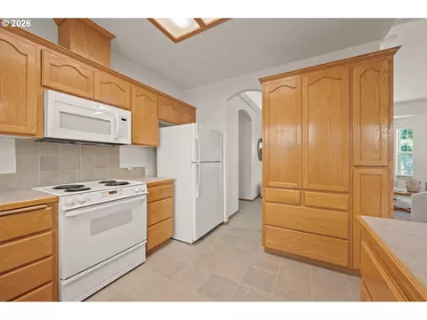 Kitchen - 1376 Andersen Ln, Eugene, OR 97404 photo 6 of 7