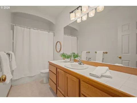 Bath - 1376 Andersen Ln, Eugene, OR 97404 photo 3 of 3