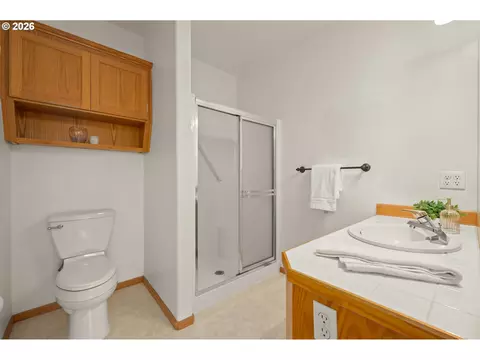 Bath - 1376 Andersen Ln, Eugene, OR 97404 photo 1 of 3