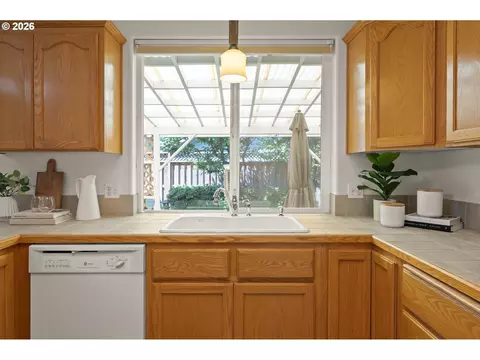 Kitchen - 1376 Andersen Ln, Eugene, OR 97404 photo 4 of 7