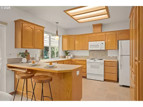 Kitchen - 1376 Andersen Ln, Eugene, OR 97404 photo 2 of 7
