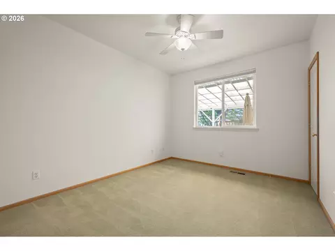 Bedroom - 1376 Andersen Ln, Eugene, OR 97404 photo 4 of 7