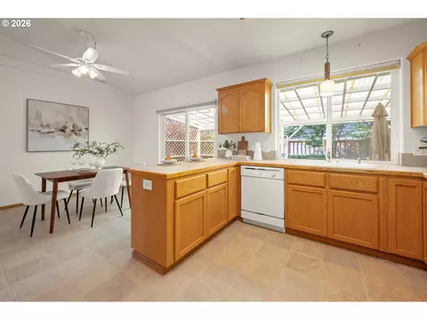 Kitchen - 1376 Andersen Ln, Eugene, OR 97404 photo 5 of 7