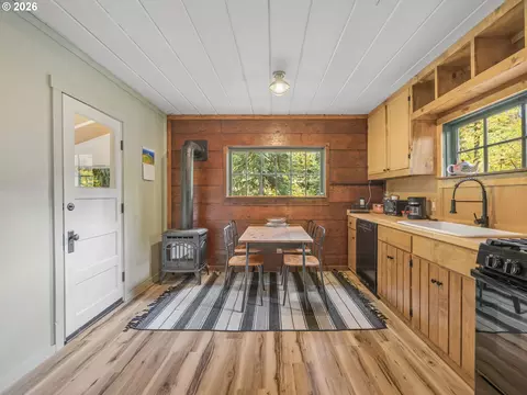 Kitchen - 21820 Ez Ln, Rhododendron, OR 97049 photo 4 of 4