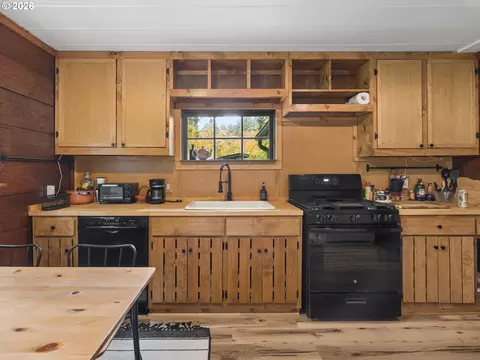 Kitchen - 21820 Ez Ln, Rhododendron, OR 97049 photo 3 of 4