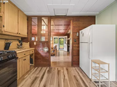 Kitchen - 21820 Ez Ln, Rhododendron, OR 97049 photo 2 of 4