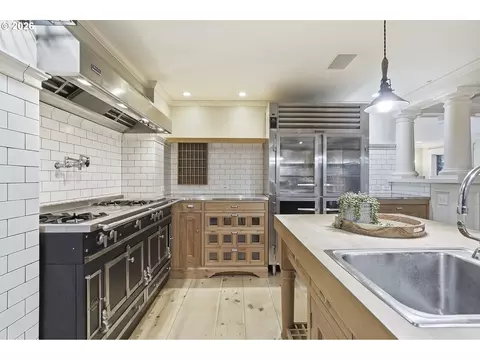 Kitchen - 58945 E Highway 26, Sandy, OR 97055 photo 3 of 5