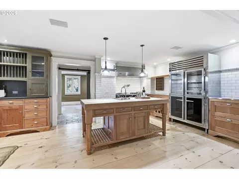 Kitchen - 58945 E Highway 26, Sandy, OR 97055 photo 2 of 5