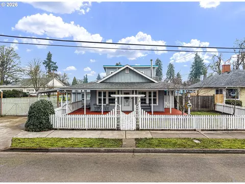 808 N 10th St, Cottage Grove, OR 97424