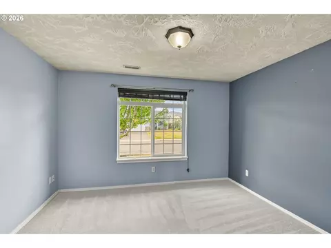 Bedroom - 1057 Mt View Ln, Molalla, OR 97038 photo 1 of 4