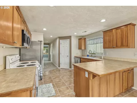 Kitchen - 1057 Mt View Ln, Molalla, OR 97038 photo 1 of 3