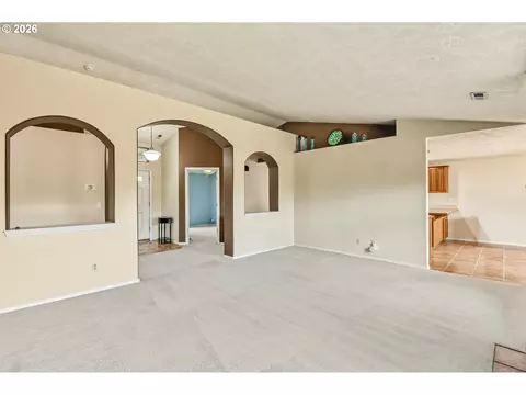 Living - 1057 Mt View Ln, Molalla, OR 97038 photo 4 of 6